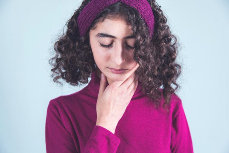 هل الغدة الدرقية تسبب تساقط الشعر؟