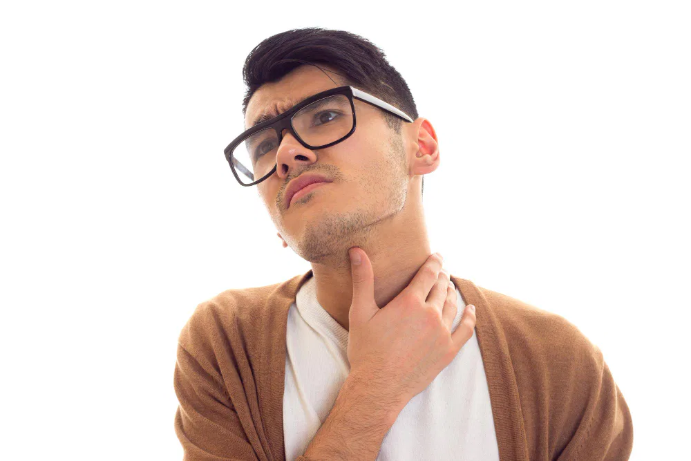 هل يمكن التعايش مع تضخم الغدة الدرقية؟ دليل شامل للمرضى
